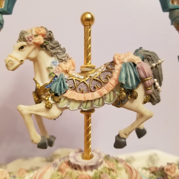 ๐ Vintage Carousel Horse Music Box - Picture 3 of 7